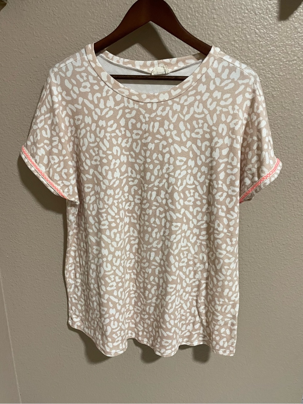 Women's Beige and White Print Short-Sleeve Tee